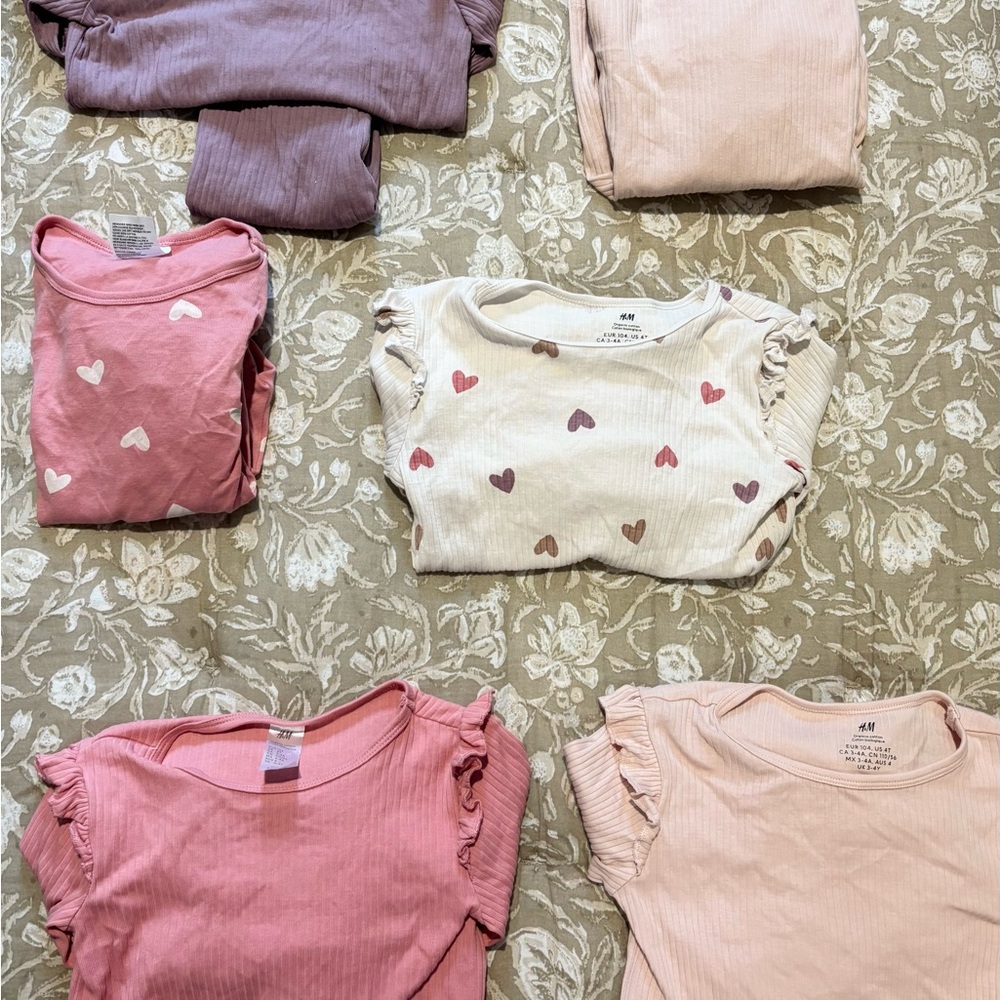 H&M toddler girls bundle of lounge pj sets in size 4T